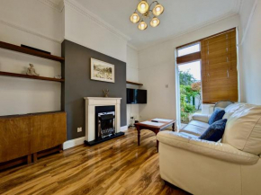 Contemporary 1BR Flat With Private Garden